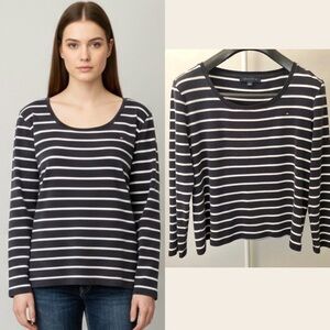 TOMMY HILFIGER Strips Black & White Pattern Scoop Neck Casual Blouse Sweatshirt.